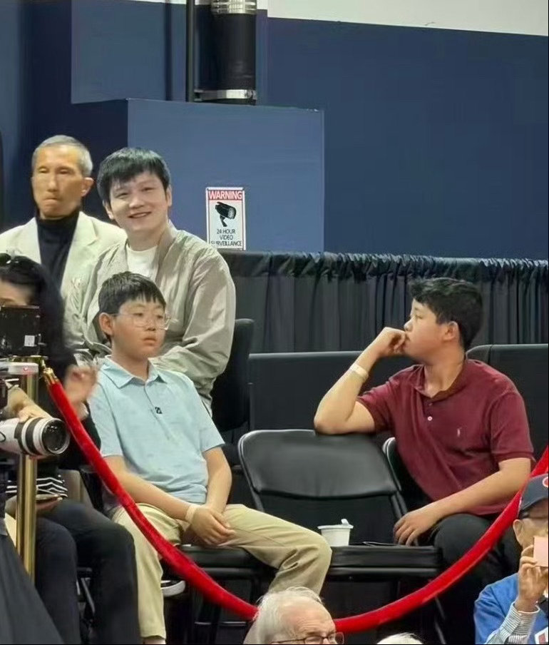 全场沸腾！樊振东现身MLTT赛场，战略投资人身份亮相依旧是全场焦点北京时间4月2