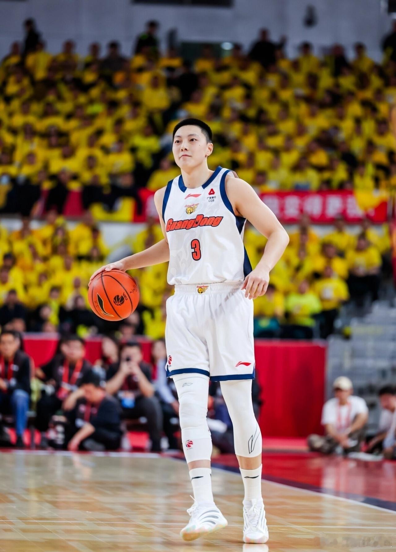 广东男篮这赛季开局非常惊艳，目前已经拿下8连胜位居第一，与球队战绩形成鲜明对比的