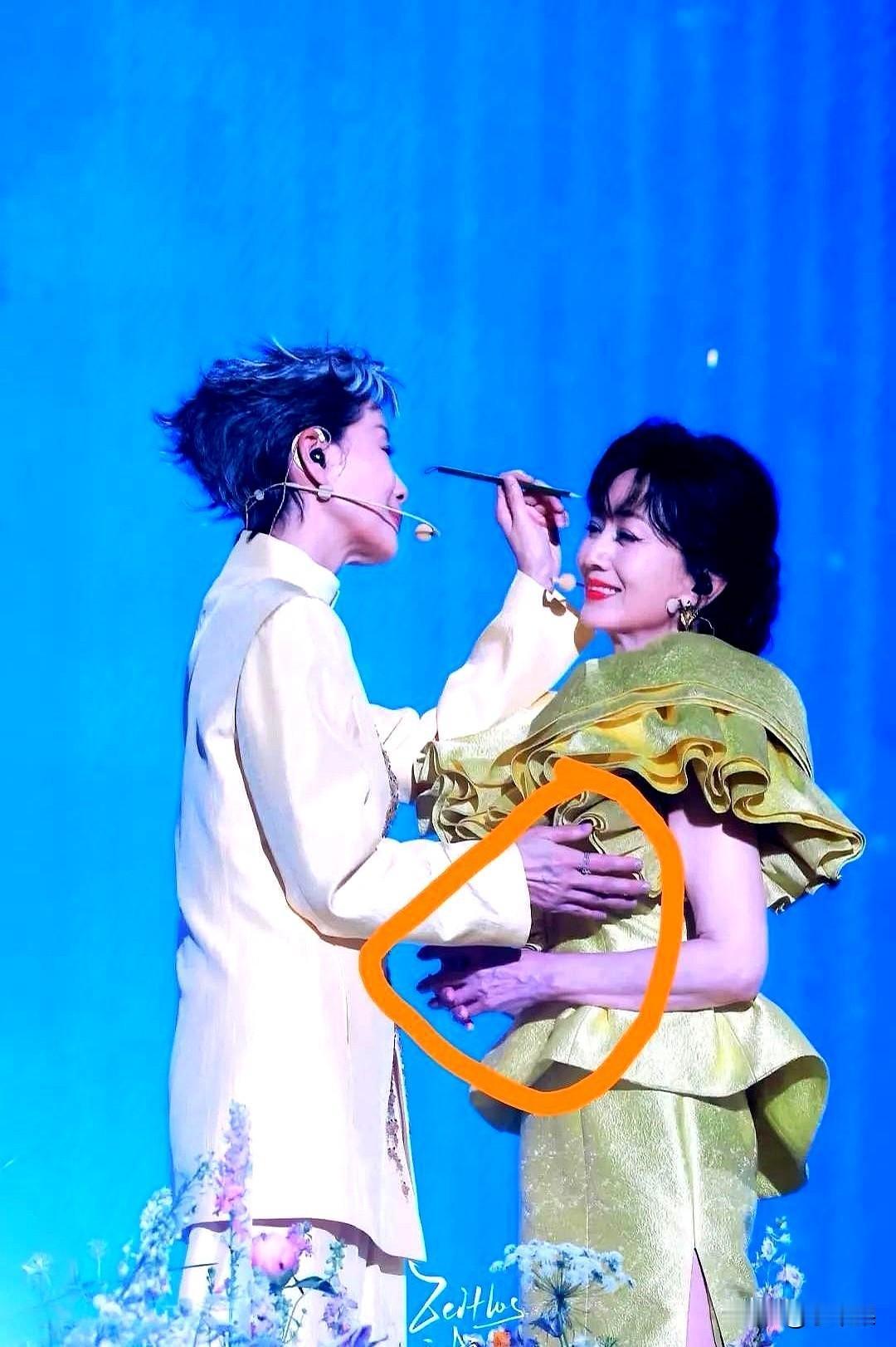 家人们谁懂啊！成都那场演出真把我看懵了，叶童在台上认真表演，台下突然炸出一嗓