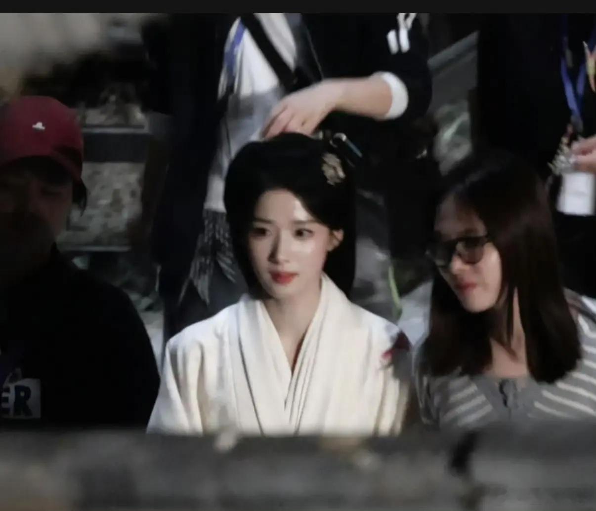 卢昱晓这妆造给人刘亦菲当年演小龙女的感觉​​​