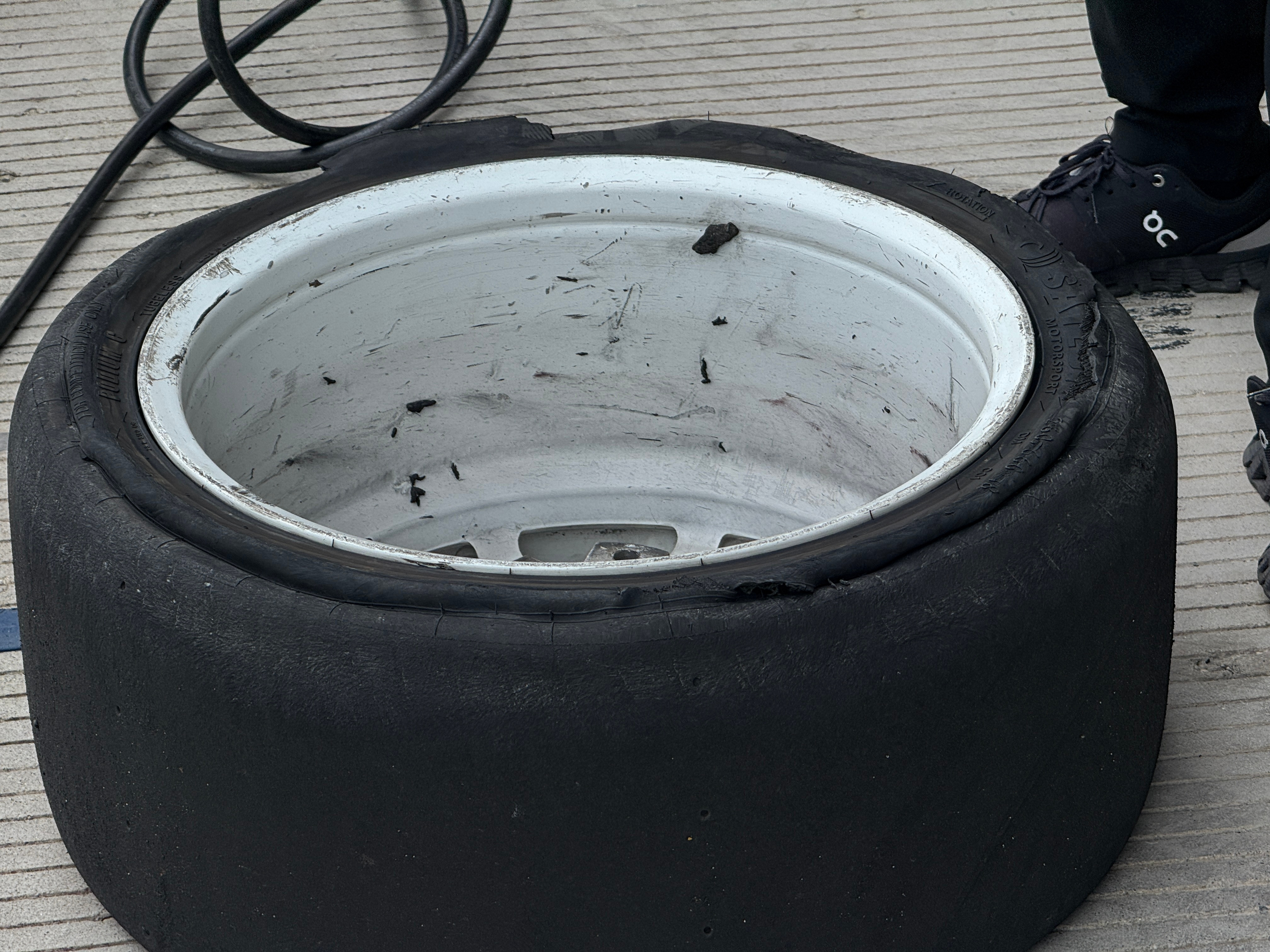 这个小蠢蛋今天把轮胎开爆了把刹车导风扯断了今年这小蠢蛋开车这么凶的么？（嗷呜～～