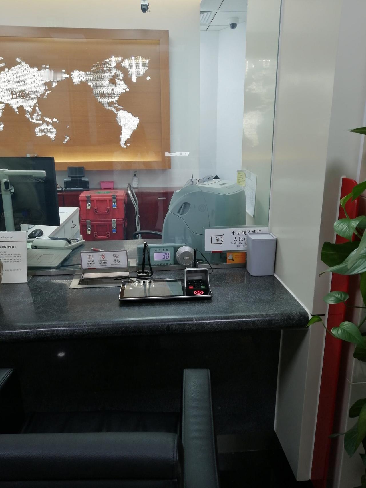 上海，男子的岳父岳母陆续去世后，他和妻子想查一下老两口生前的资产，以及去世前6个