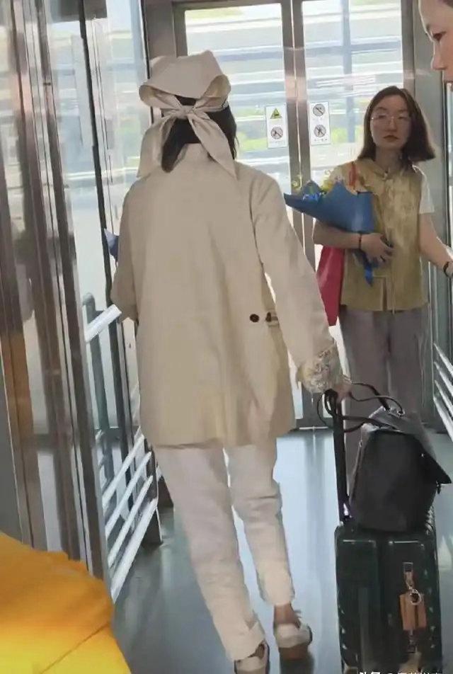 刘嘉玲机场戴浴帽被嘲土气，为什么她不仅不生气，反而让网友直呼高级？