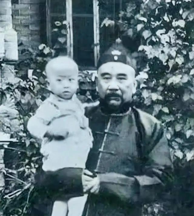张勋复辟的时候，他手里其实有两万五千多辫子军，但他只带了四千多人去北京，剩下的两