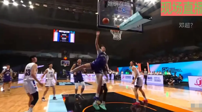 AUBL亚洲大学生篮球联赛总决赛，清华大学对政治大学，比赛太精彩了，连姚明都坐在