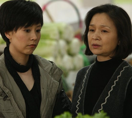 儿子和儿媳妇望着婆婆的卧室，两人面面相觑，婆婆和公公在卧室已经两个多小时了，婆婆