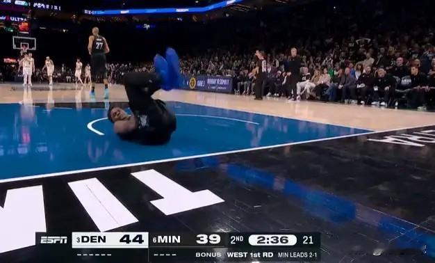 爱德华兹膝盖反弓形被架回更衣室，慢镜头一遍遍回放那个变形瞬间。他本有...