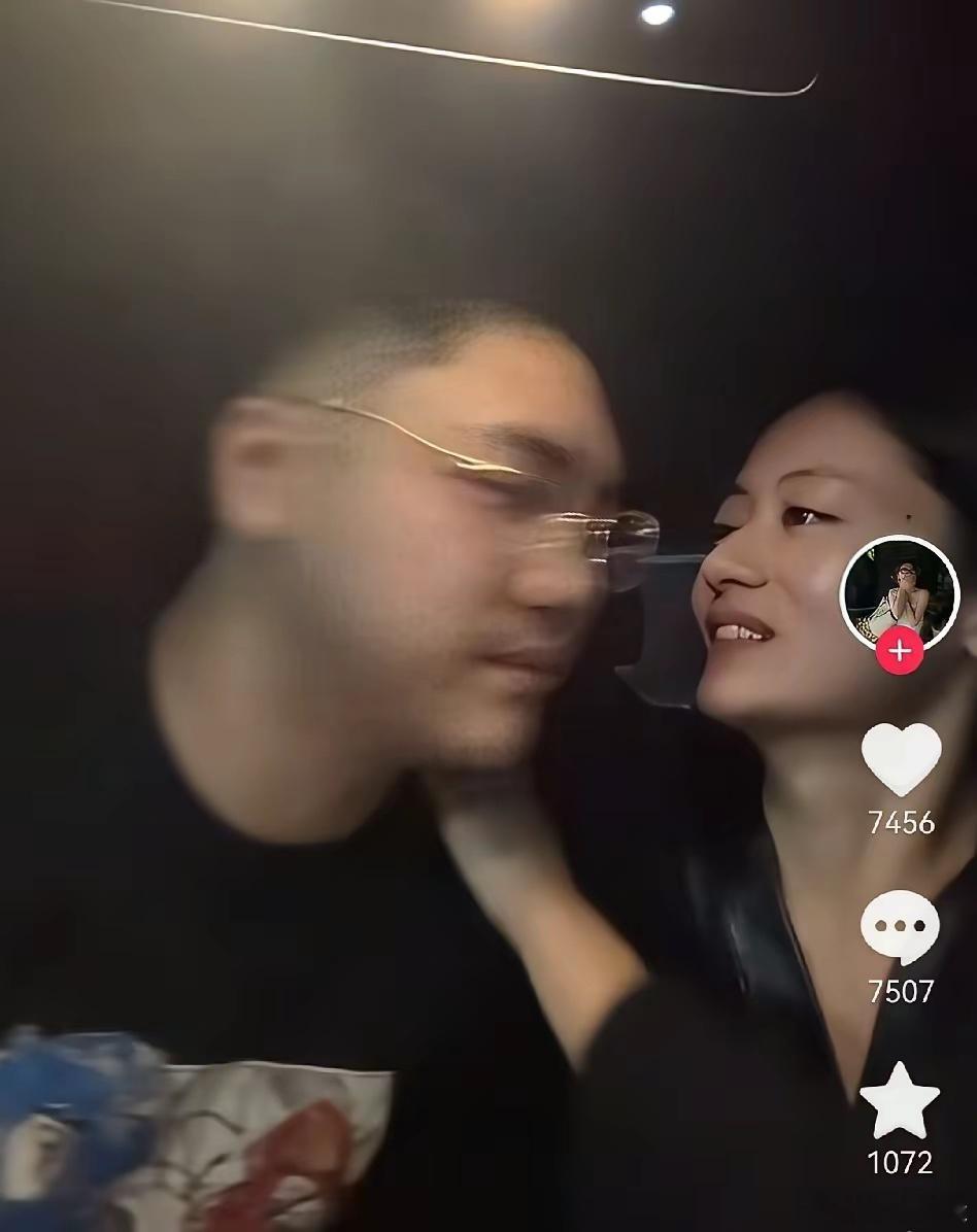 萧敬腾演唱会想亲被拒情侣迎来新的乌龙反转！男女两个人发布了最新视频，还亲吻了一下