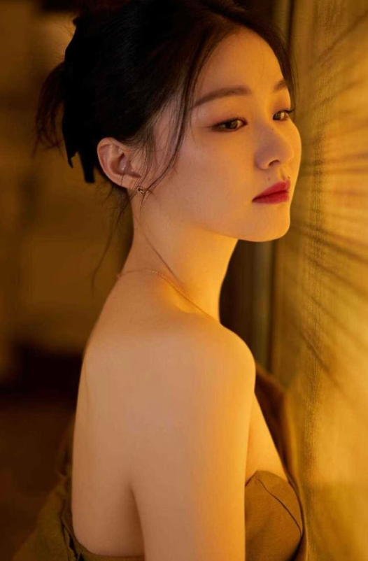 真没想到！就金靖这长相，竟然能被阅女无数的大导演王家卫看上，而他给出的理由却是