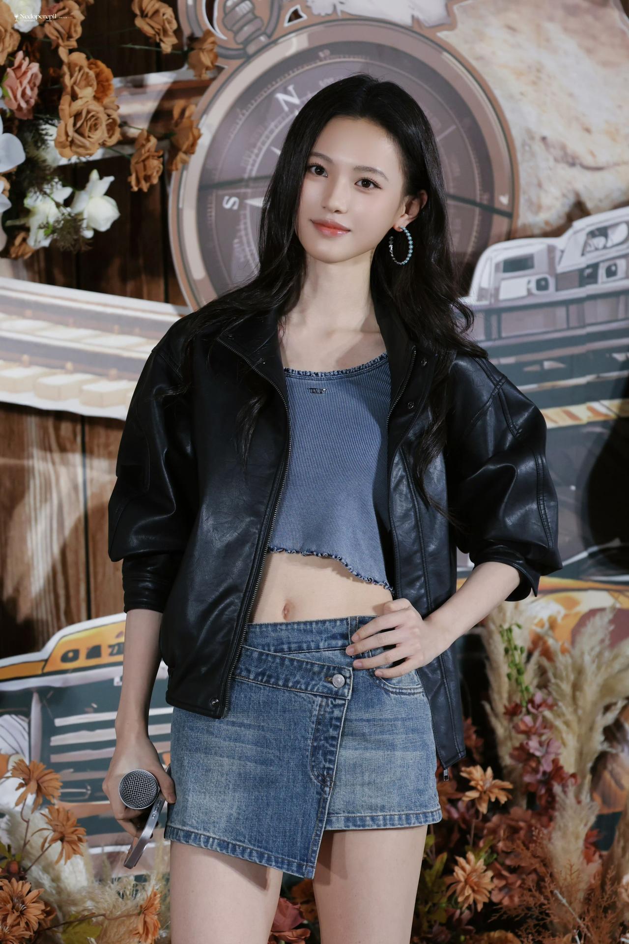 沈羽洁活动现场饭拍，露腰剪裁凸显优越腰线，随性松弛，又酷又有少女感