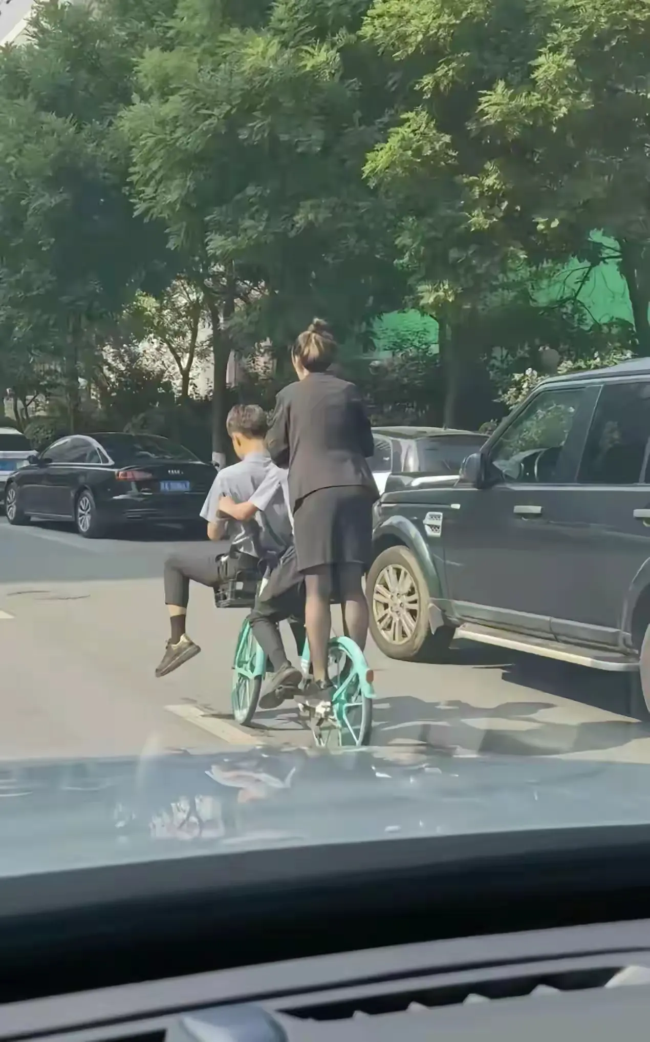 为了省一块钱，三个人骑一辆车？