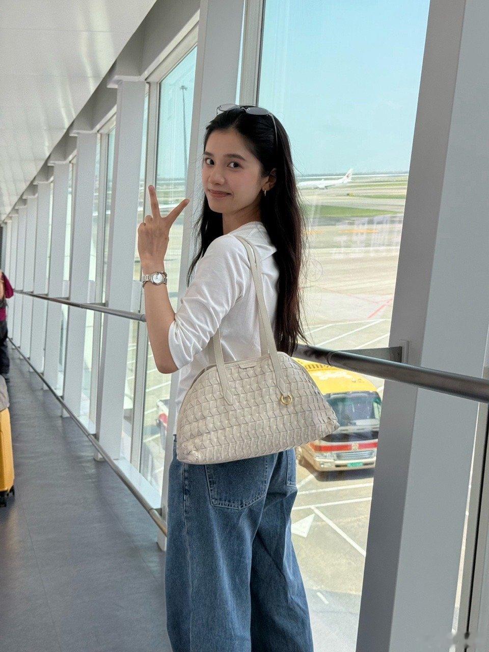 张婧仪雾里青杀青晒照张婧仪雾里青杀青回京杀青啦回家啦