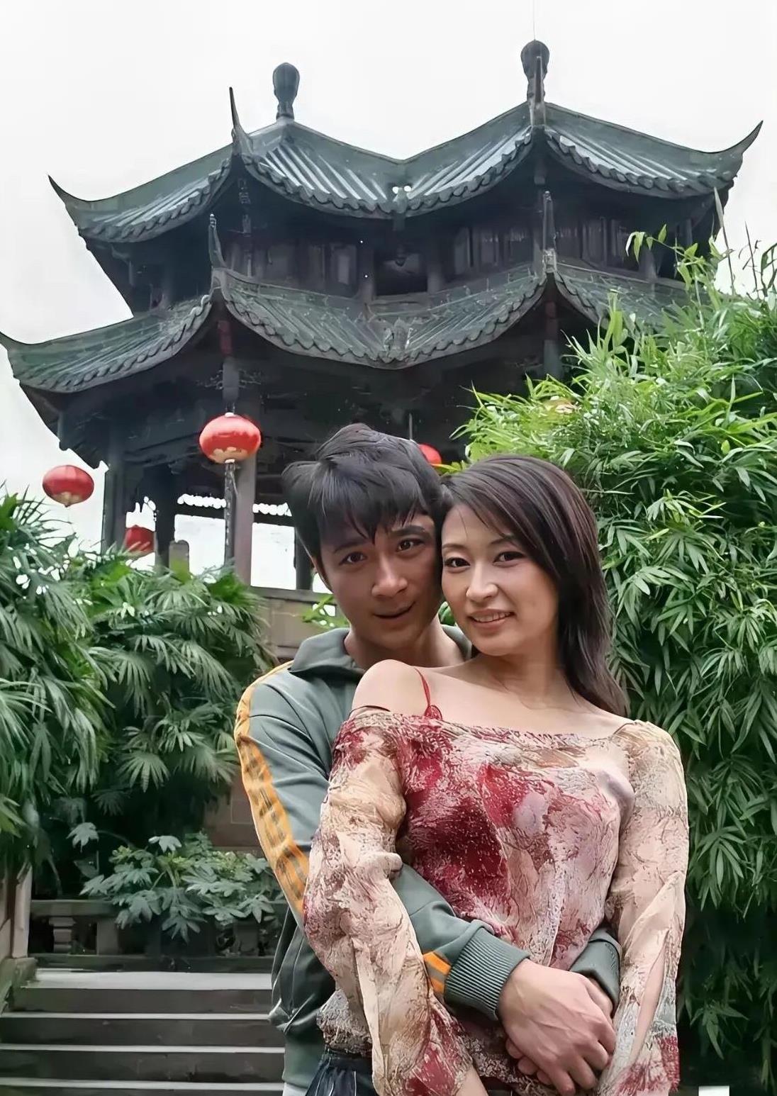 多年前的老照片了，那时候的男明星跟女明星都好黑，没有什么高科技的东西，看着很自然