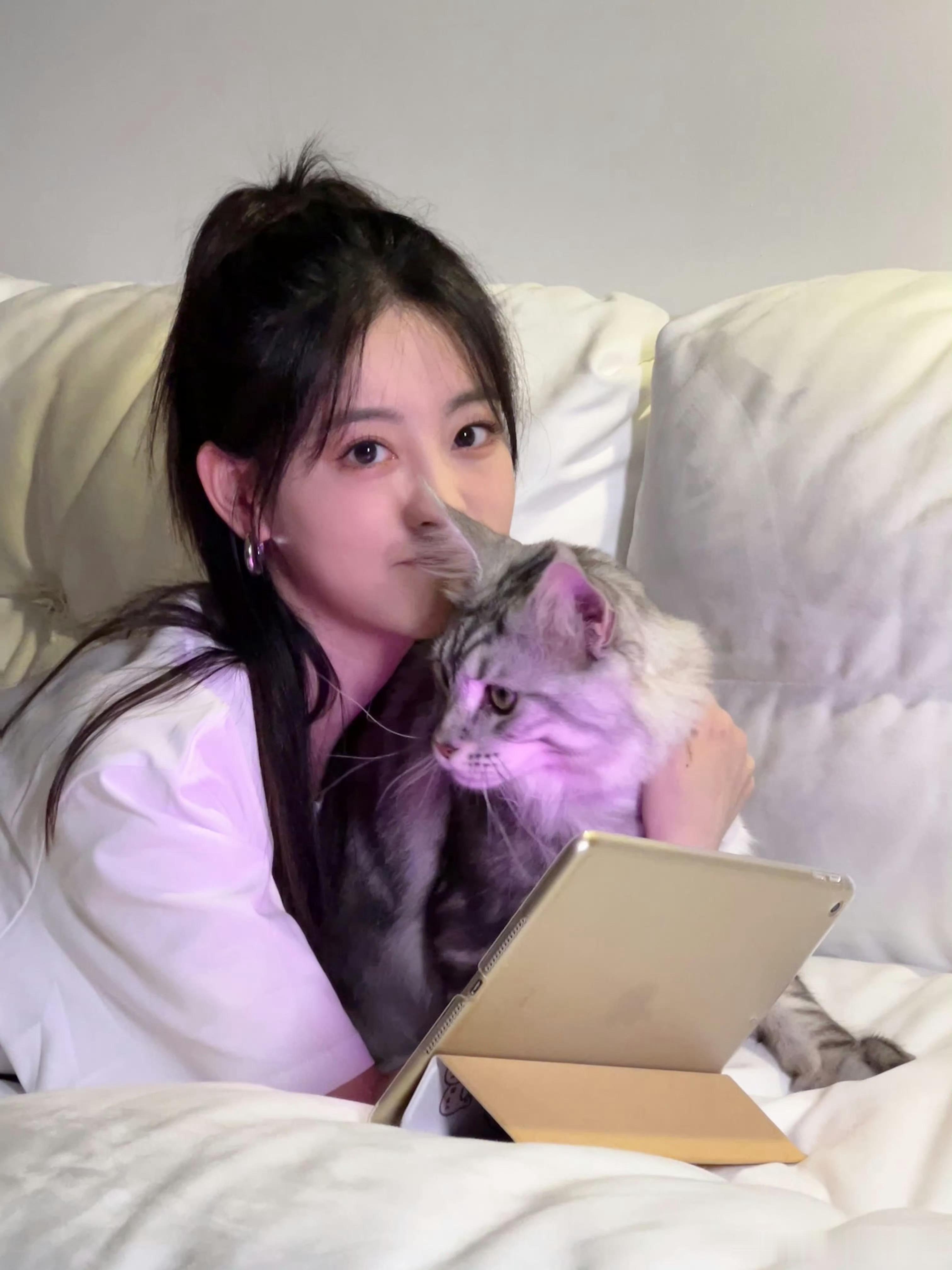 祝绪丹真的很喜欢猫🐱合格的铲屎官，招财和傻妃都很萌！祝绪丹看到猫走不动路了​
