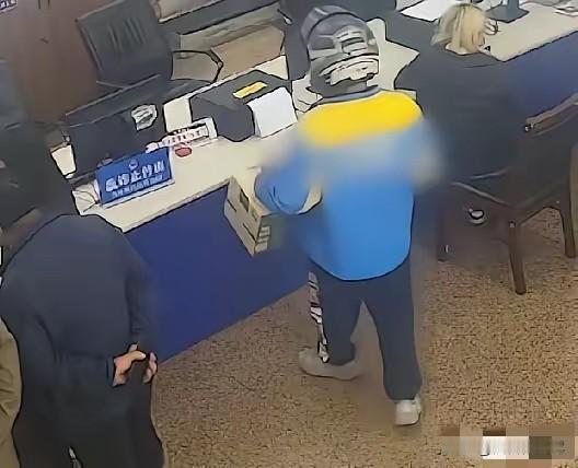 近日，重庆沙坪坝一快递小哥察觉货物异常，快递小哥:“说是邮寄的水果，我闻到箱子里