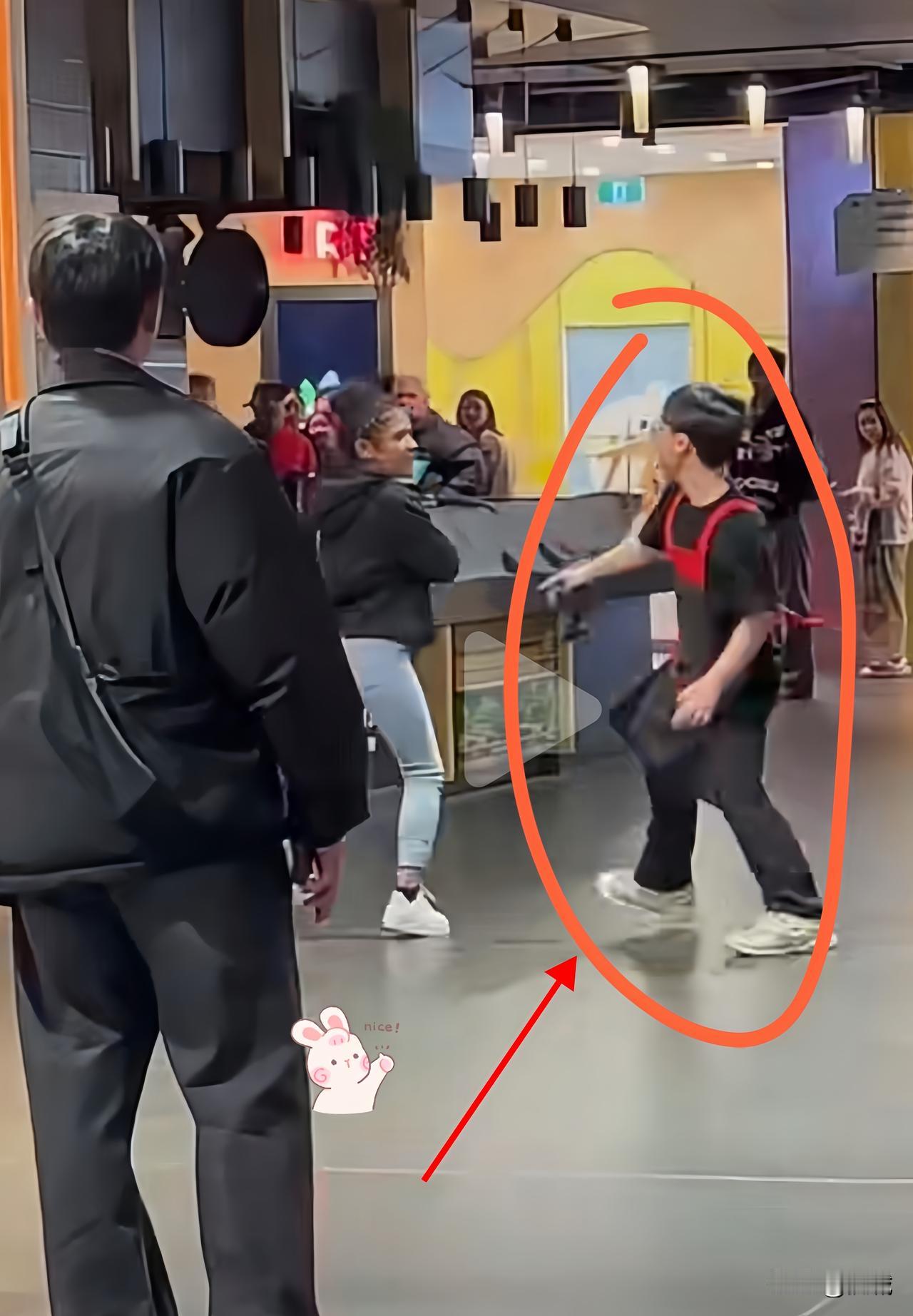 凭啥觉得外籍身份能无法无天？超市撒野的她，被小伙当场教做人！谁能料到，一场