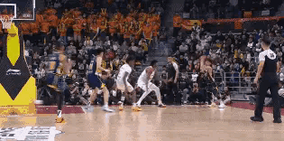 广东东阳光当家控卫徐杰真是自取其辱！在今天进行的广东东阳光和上海久事的焦点战中，