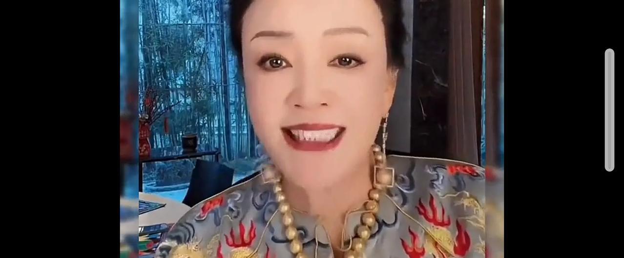 汪小菲，花28万帮张兰买了一件衣服！张兰说她身上穿的这件美丽华贵的衣服价值28
