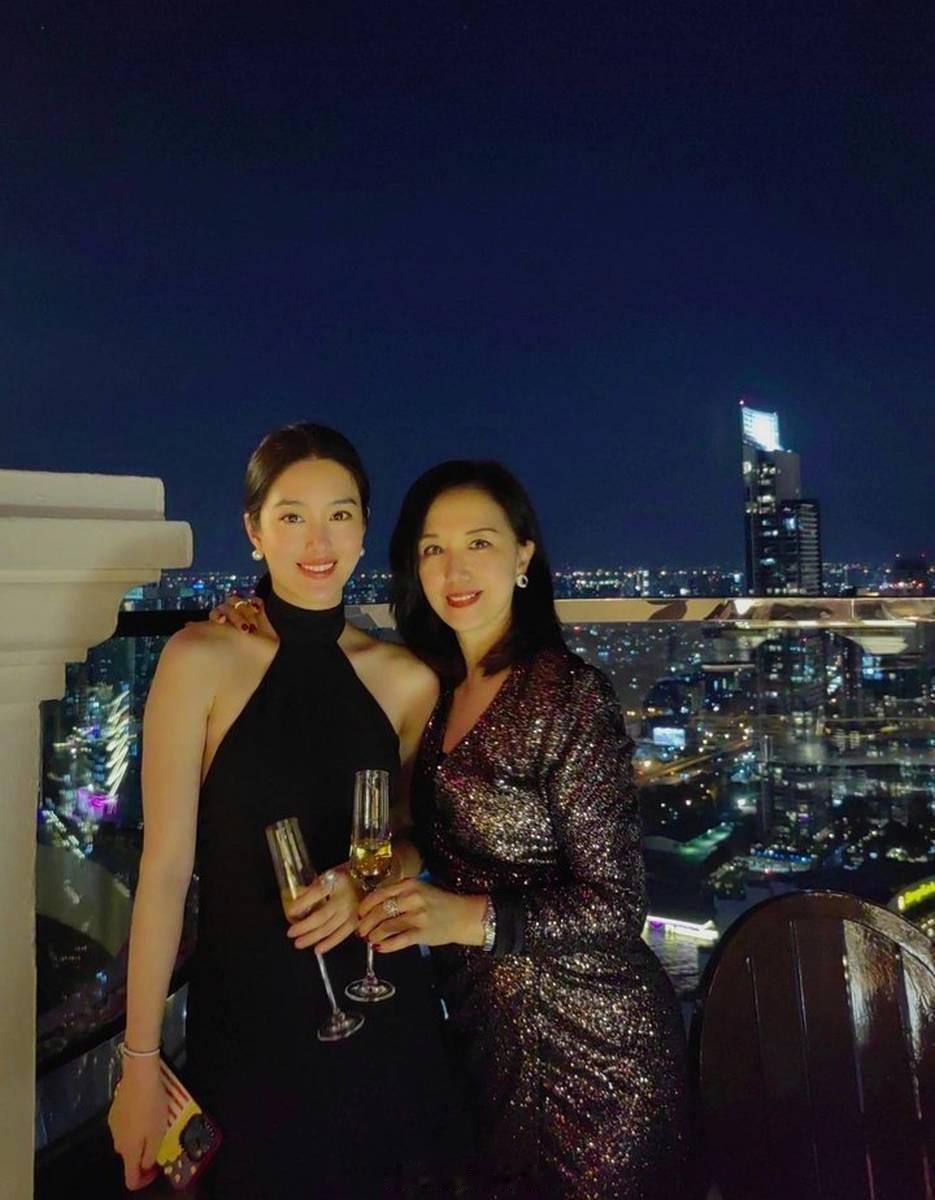 杨采钰和妈妈最新合照曝光，母女俩一同参加上海义卖活动，穿搭时髦超养眼！​​​