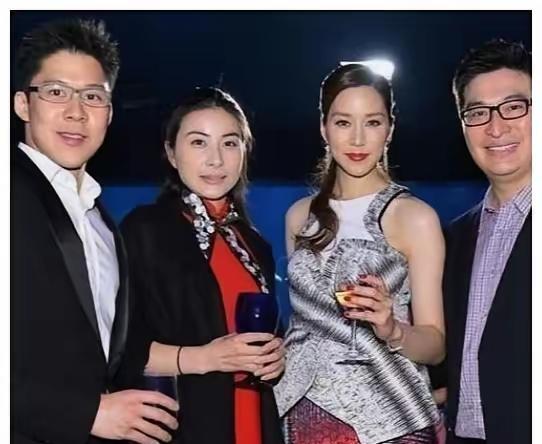 晚宴合影，一个陌生女人竟把郭晶晶挤到一边，霍启刚的表情瞬间凝固了。你看那场面，