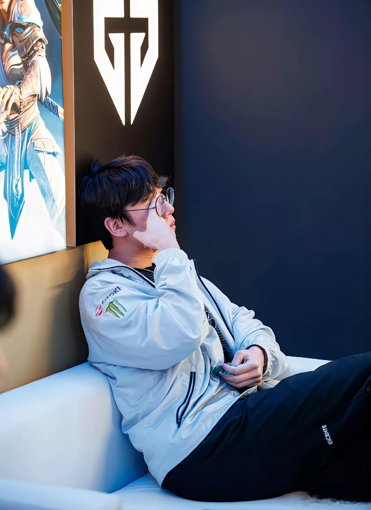 超威又把尺帝打哭了。。。大超以前还能怪队友，现在能怪谁？他的好几位队友也夺冠了，