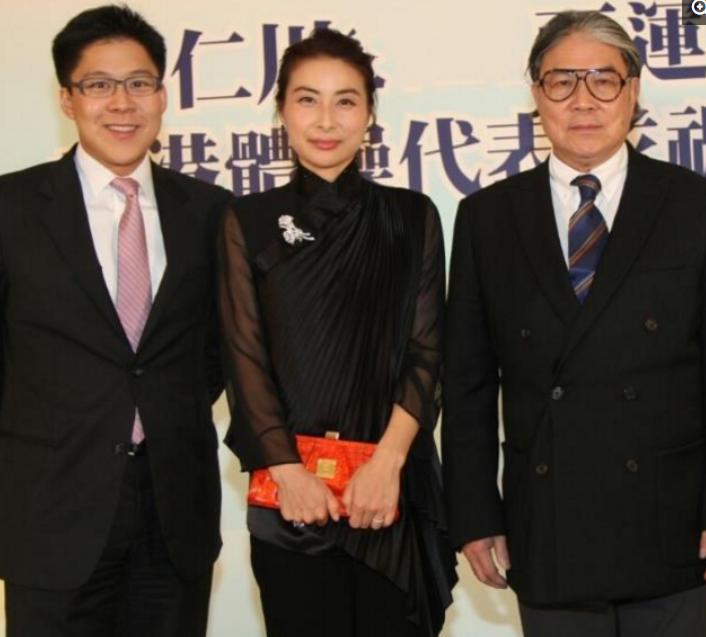 网传，79岁的霍震霆到儿子霍启刚家吃饭，进门第一件事，主动上交手机，放进玄关的藤