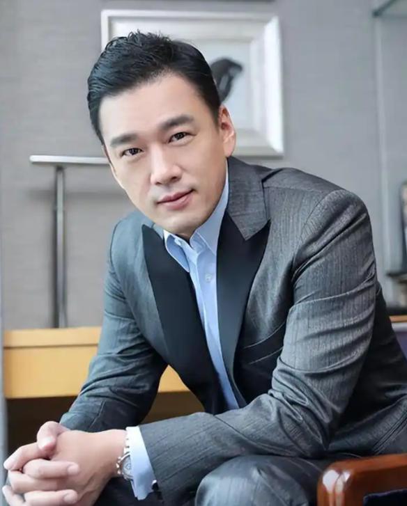 当年，王耀庆为了打游戏4个月不出门，买8台电脑，20个账号。可是女房东收租时，他