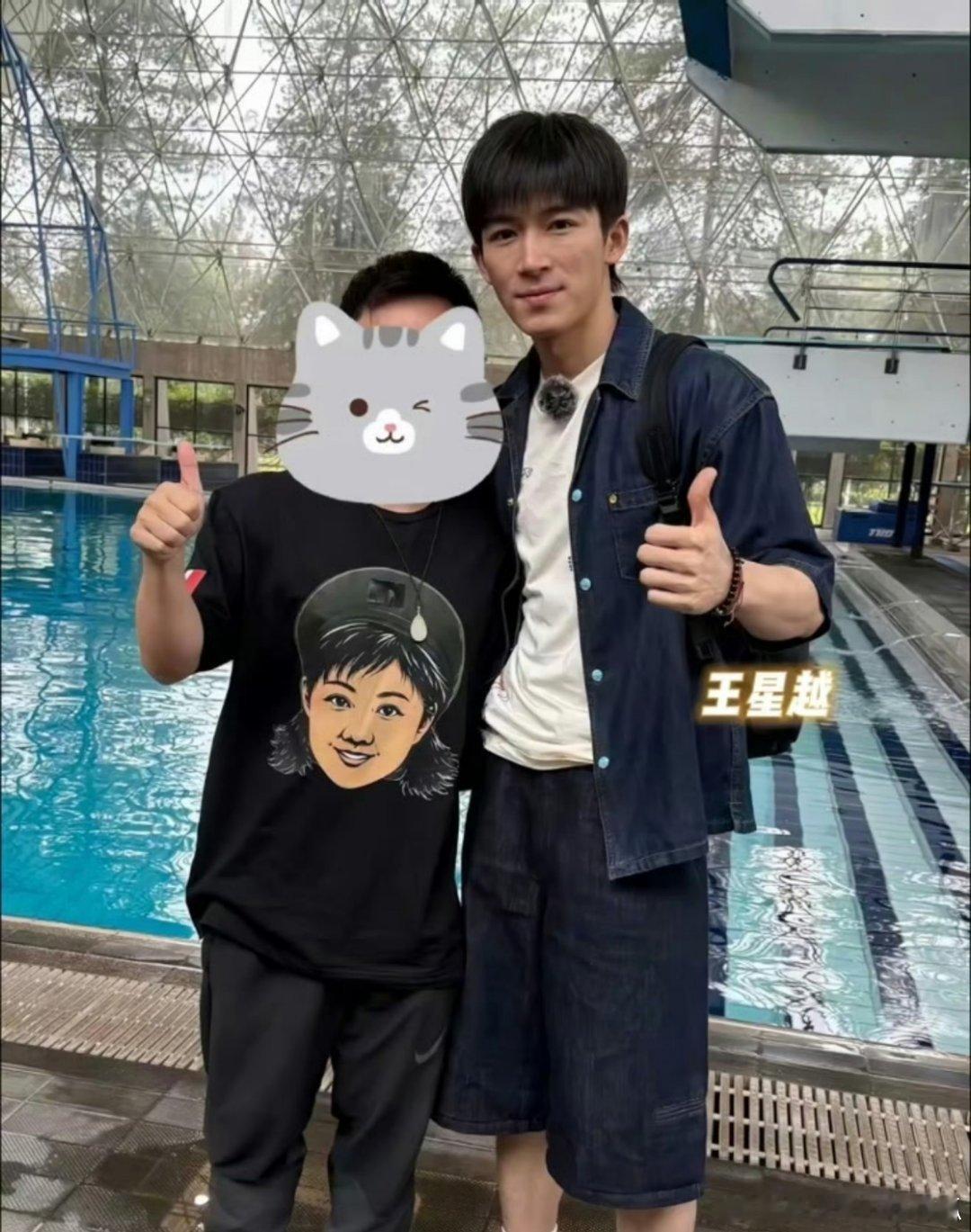邓为、王星越花少8素颜跳水，和同一个路人的合照🈶，来感受一下素颜状态邓为王星越