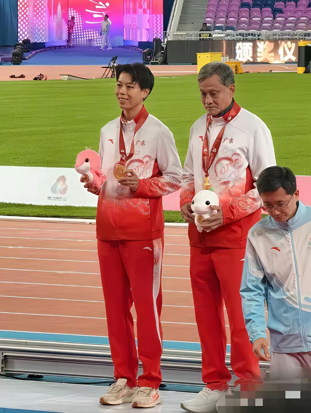 全运会颁奖礼上那个镜头，估计好多人看了都替刘景扬捏把汗——明明不是教练，却得硬着