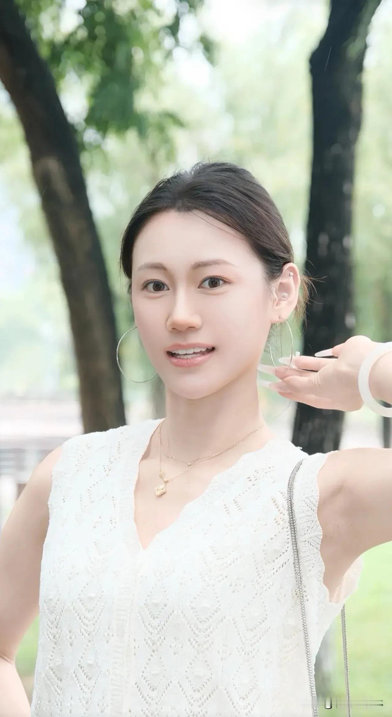 清新自然，才是最高级的气质无需浓妆艳抹，素颜也能惊艳时光。一抹浅笑