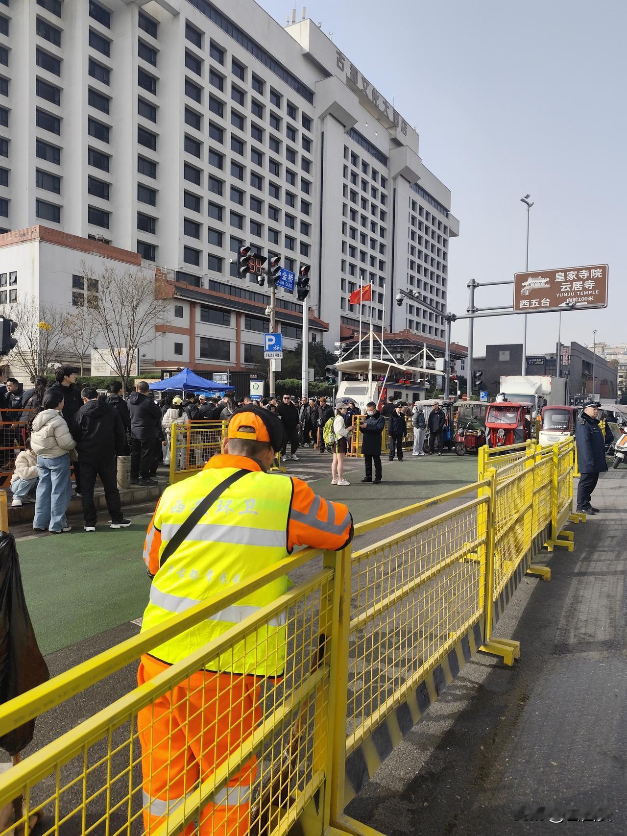 大年初五迎财神，回民街的人潮直接把我看傻了！早上9点多想着趁人少去洒金桥吃个早饭