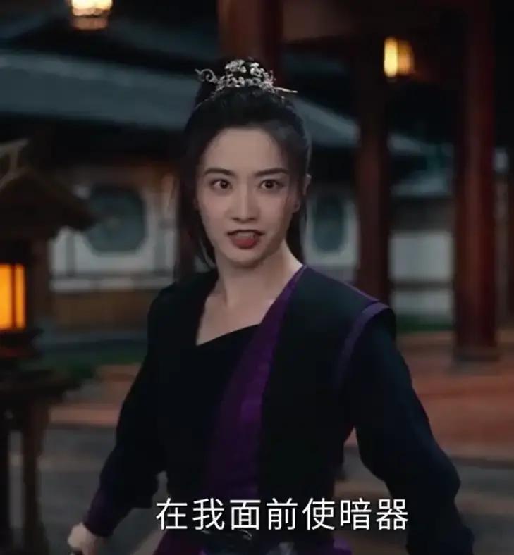 苏无名只用两秒喊停，救了樱桃女侠也救了整条线索。这不是第一次。她拔刀就上，