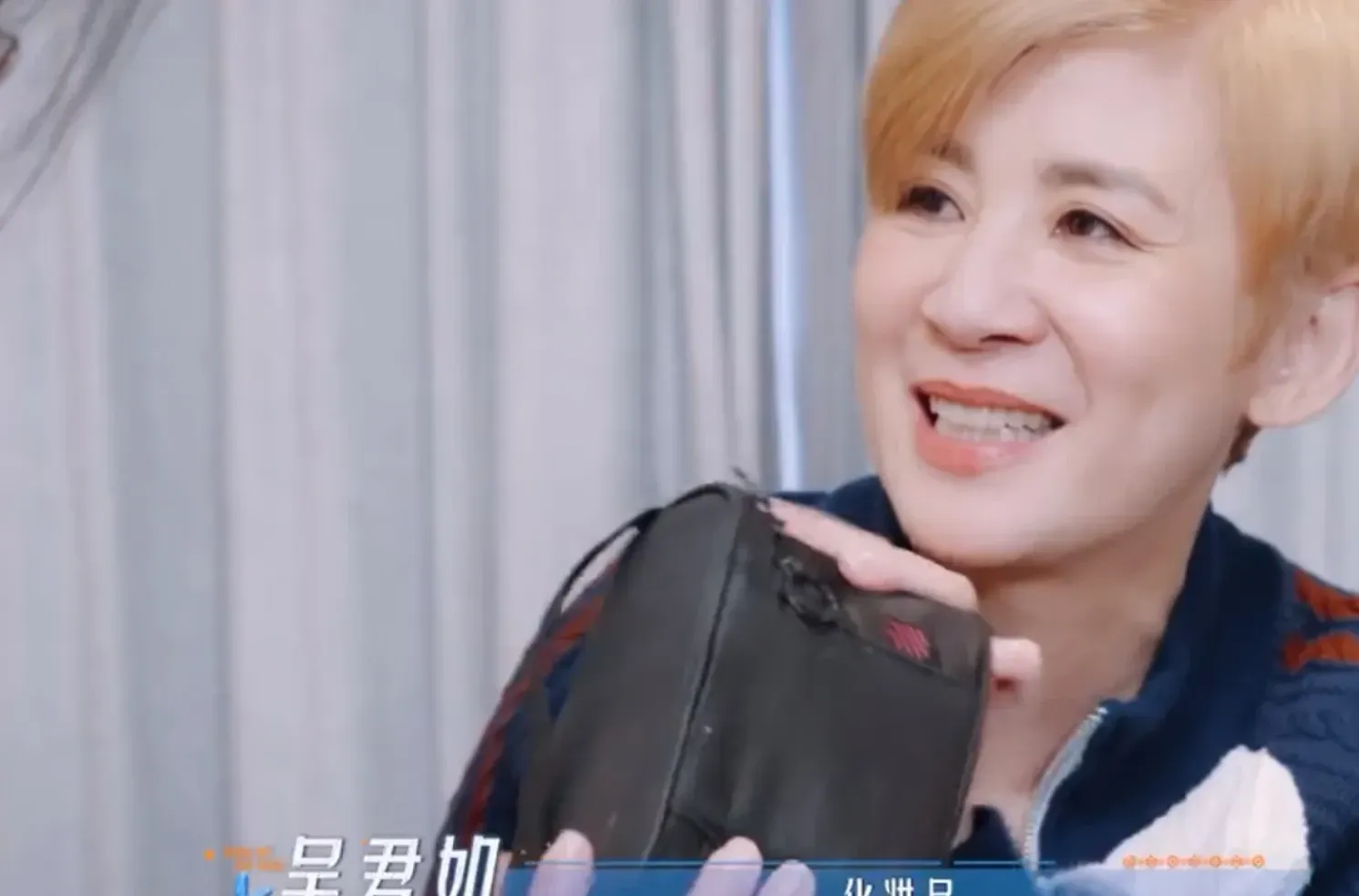 吴君如参加《花少》出国录制一个月，她就带了一小包化妆品和护肤品，全是迷你小样，陈可辛一脸担忧：“你带