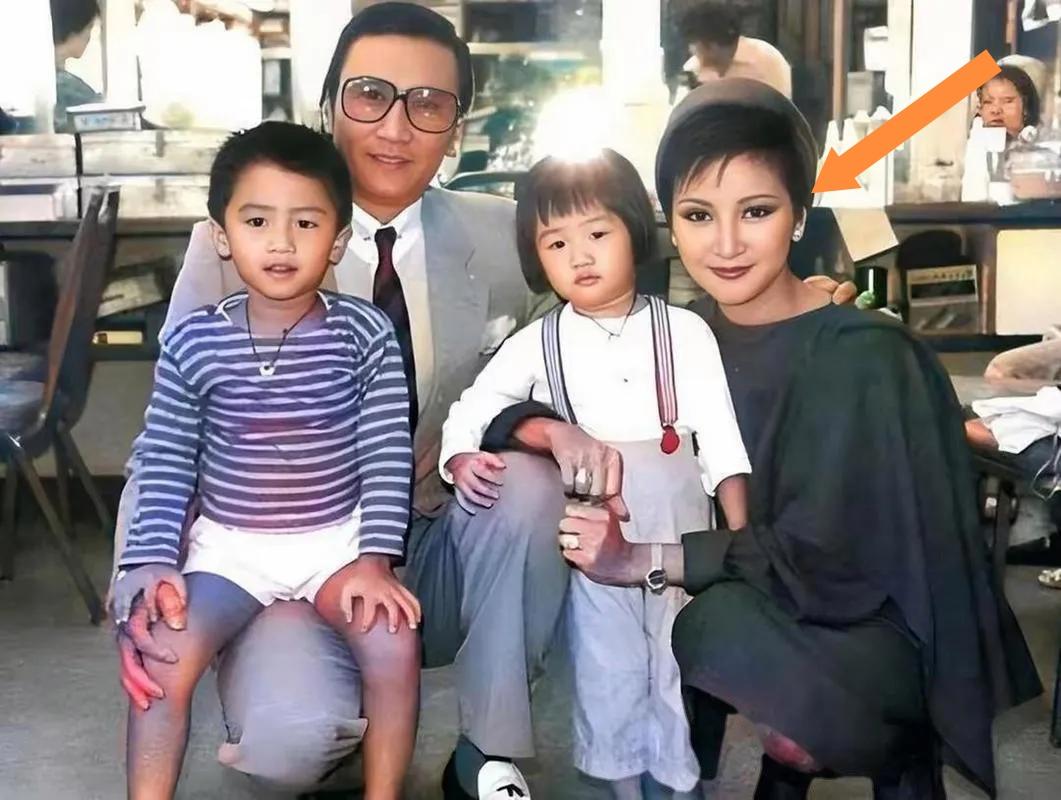 不得不说，谢霆锋的妈妈狄波拉，年轻时颜值是真的高，妥妥的大美女。也难怪她曾开玩笑