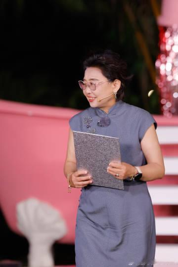 黄圣依妈妈邓传理耿直的问李嘉格，谁帮你们做心理疗愈，做完管用了吗？《是女儿是妈