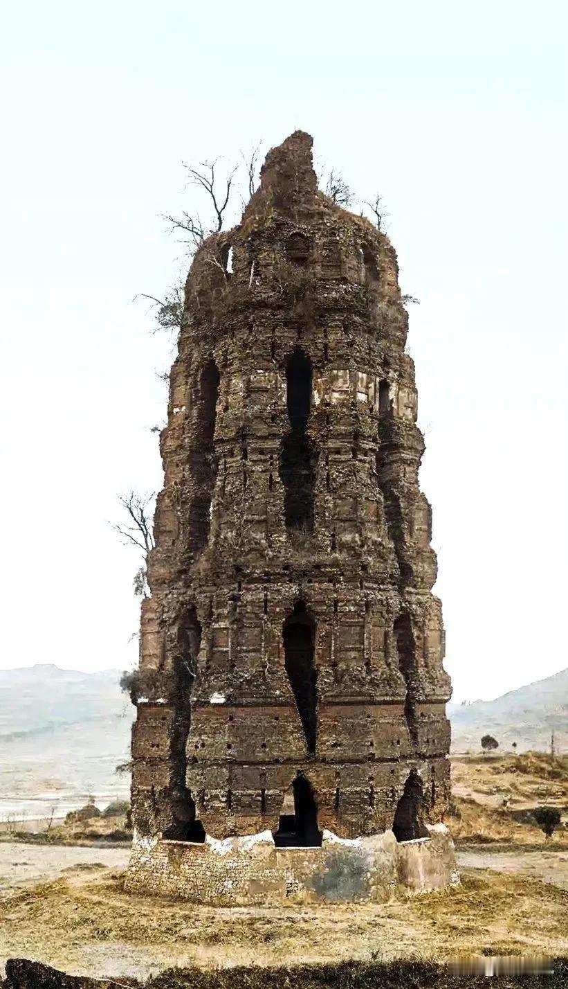 1924年，雷峰塔突然倒塌，人们害怕白蛇出塔，纷纷呼喊：“快跑啊，雷峰塔倒了，白