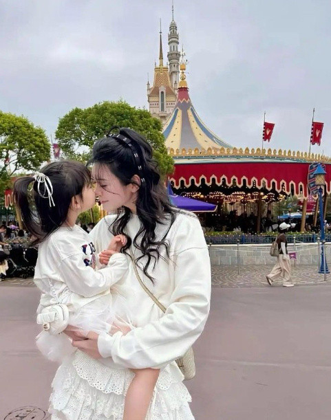 奚梦瑶这也太会拿捏了！晒女儿的时候，侧脸照片放出来，可一到正脸就打码，想晒又不想