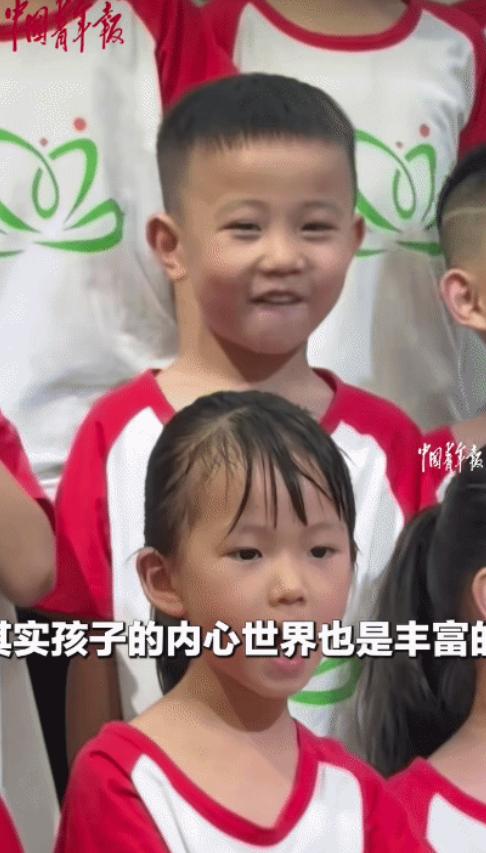 “人生第一课，离别！”湖南株洲，小男孩参加幼儿园毕业典礼，突然，食堂伯伯说:“