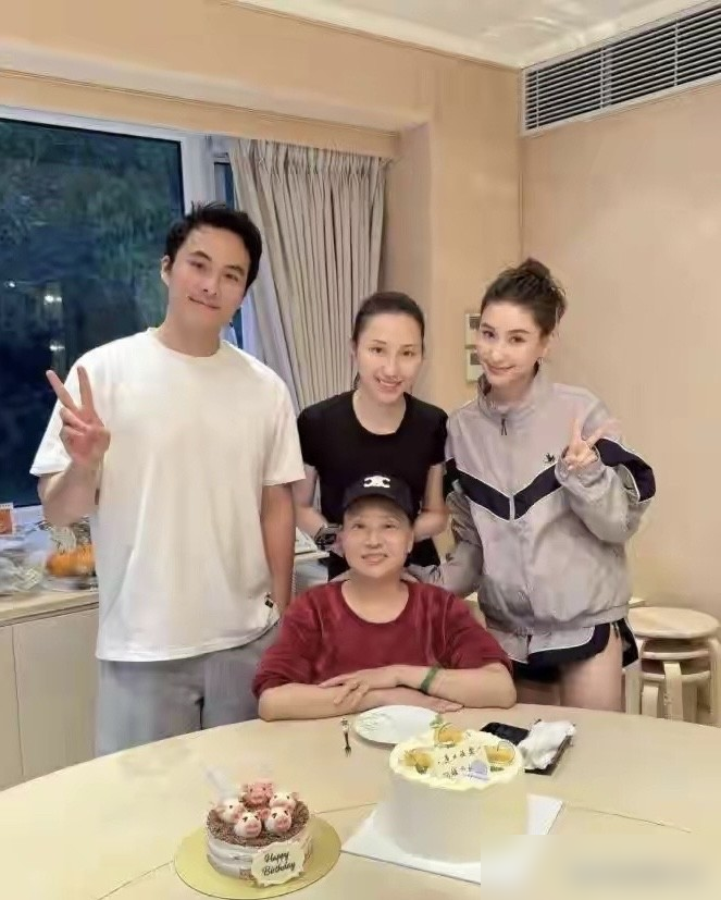 赌王千金过生日，老公卡点发文，评论区却都在找青蛙服。何超莲34岁，窦骁晒全家福，配文简单，照片里两人