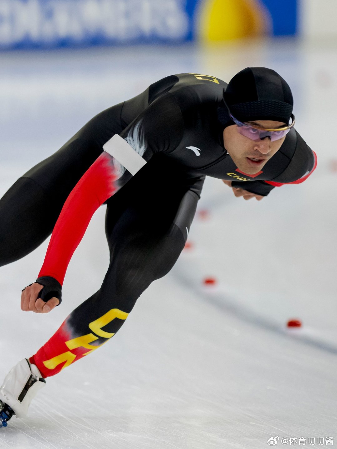 宁忠岩亮相速滑世锦赛速度滑冰短距离和全能世锦赛在荷兰海伦芬拉开大幕，奥运冠军率