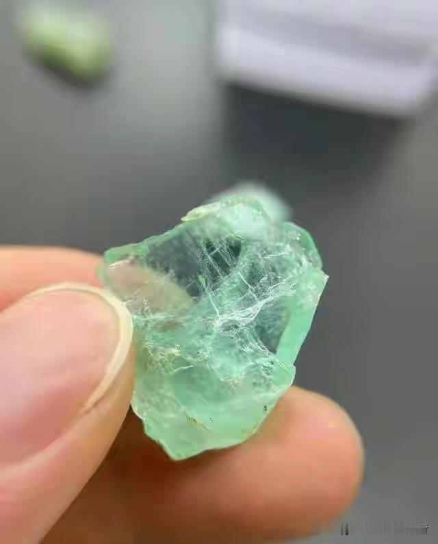 你信不信？有人花三万块买块石头，现在就值八十。我说的不是古董，是前几年直播间