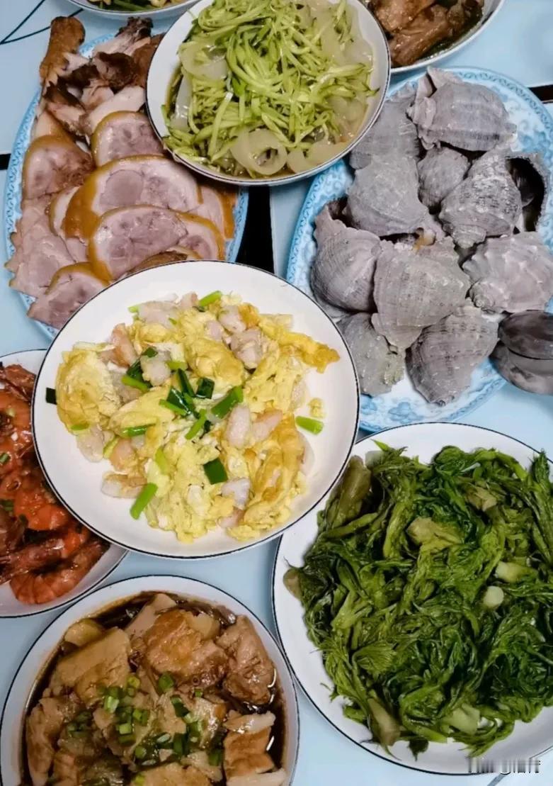自从结婚后，几乎每年的母亲节我都是陪在婆婆身边的，今年也不例外。中午给96岁的