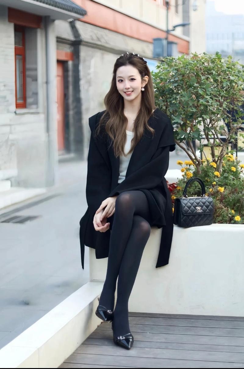 毛呢黑色大衣+黑色丝，完美！