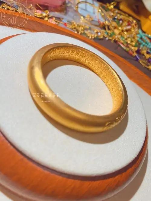 一蓑烟雨任平生也无风雨也无晴出自苏轼《定风波·莫听穿林打叶声》，是其贬谪黄州