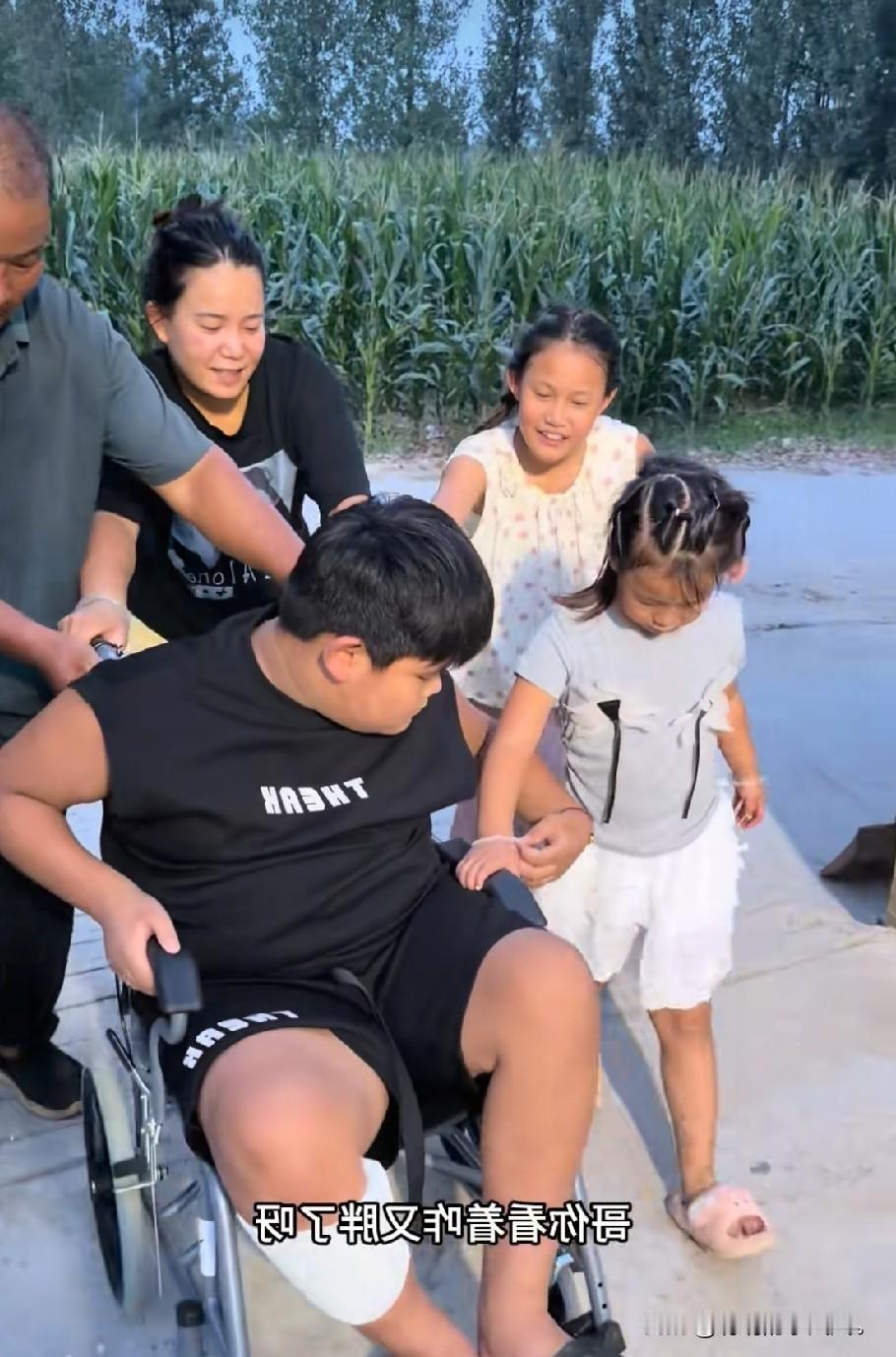 小故事！恩泽终于出院了，坐着轮椅回到家中。刚一进门，瑶瑶便开口道：