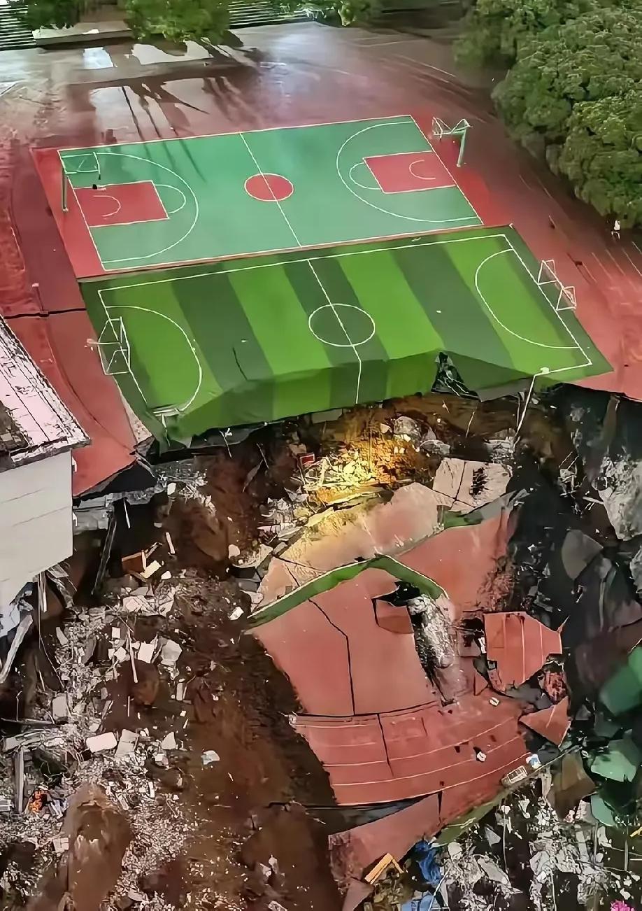 邵阳资江小学这事儿太吓人了！花120万建的操场才4年就塌了，幸好是周末没学生，要