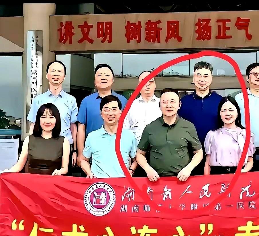 曾医生着一身紫衣。下面这张照片，是曾医生和祖院长与同事一起拍的，感觉画面，特