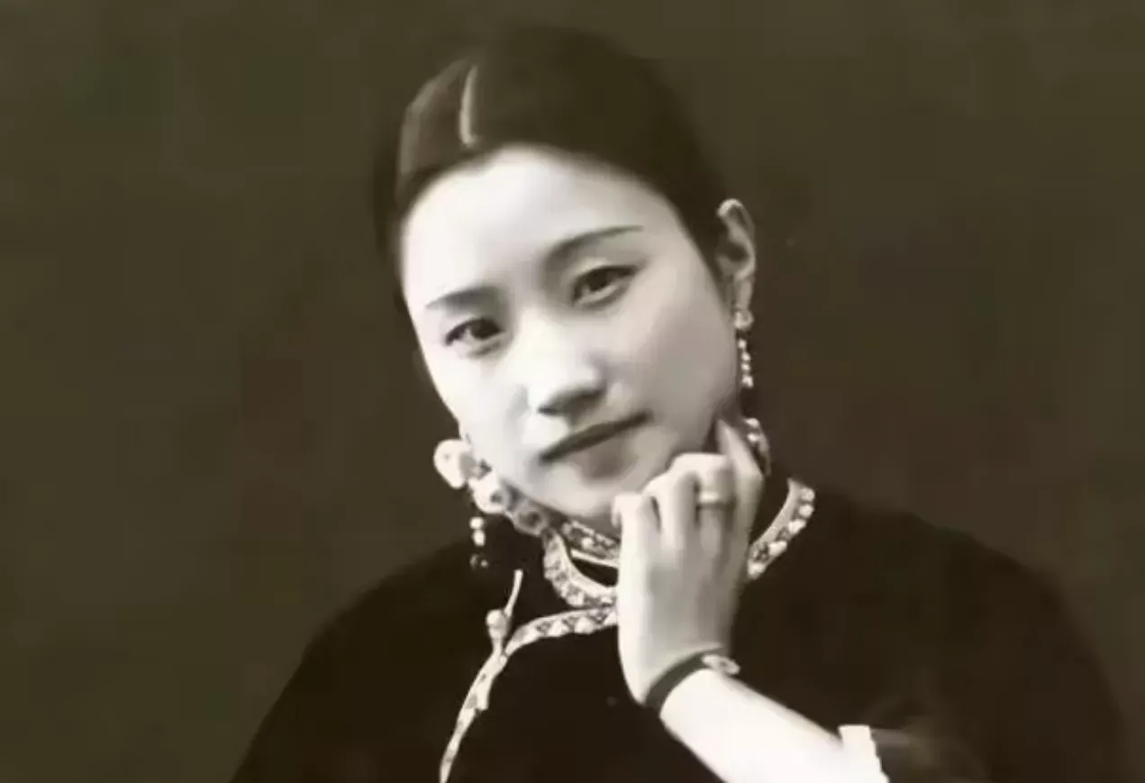 1965年，62岁陆小曼去世。翁瑞午的长女翁香光闻讯赶来，见四下无人，迅速解开陆