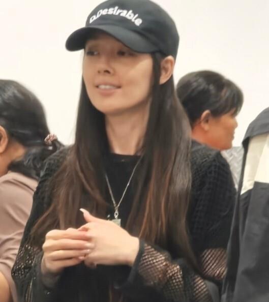 郭碧婷和向佐逛超市被偶遇，素颜出镜脸颊瘦得有点凹陷，但长长的美甲还挺抢镜。向佐