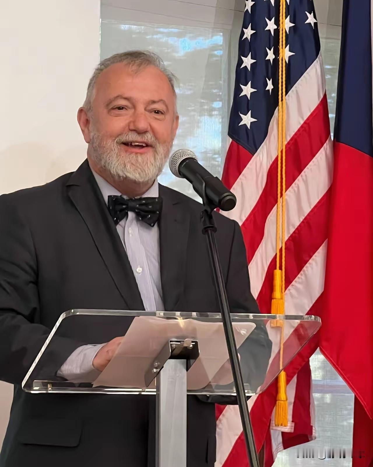 急了，捷克喊话中国当地时间1月15日，捷克新任总理巴比什的国家安全顾问克莫尼切